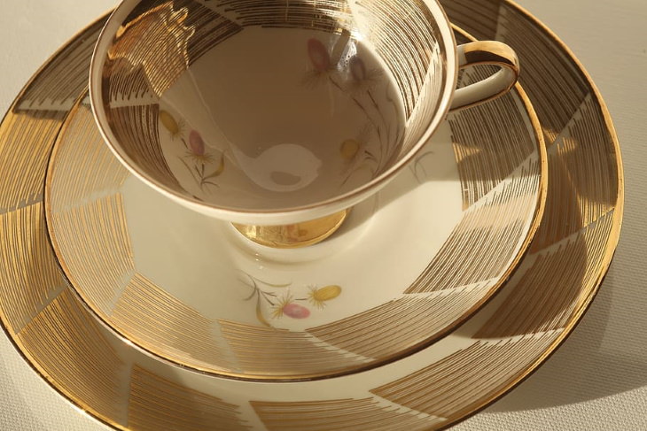 Things You Shouldn't Clean With Baking Soda Gold Plated Tableware