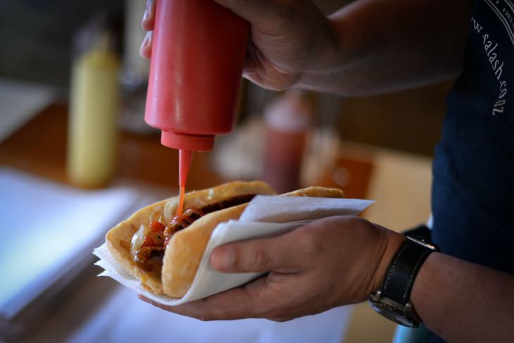 Foods That Are Bad for the  adding ketchup to hotdog