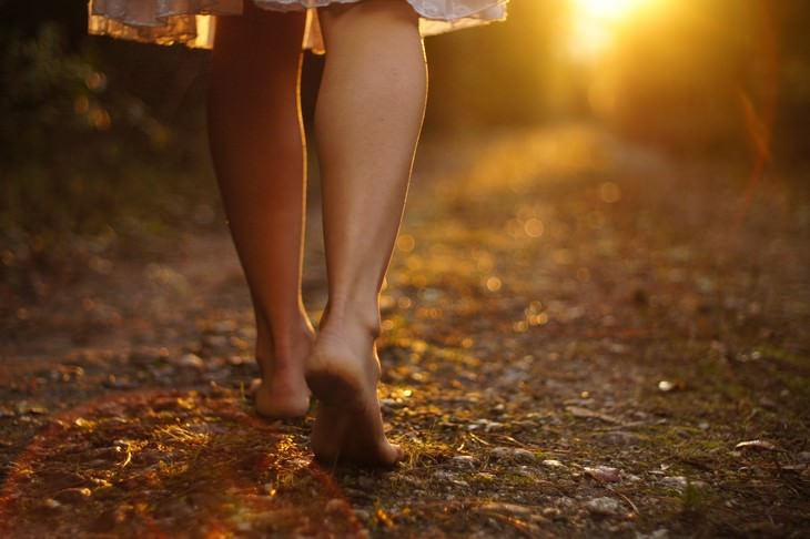 9 Conditions You Think Are Contagious But Aren't, Tetanus, woman walking barefoot