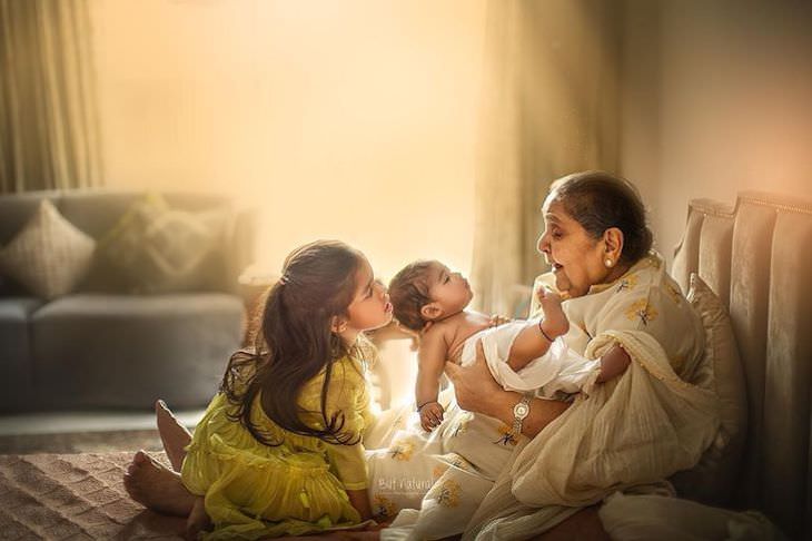 12 Heartwarming Photos Depicting a Grandma's Love, playing in bed