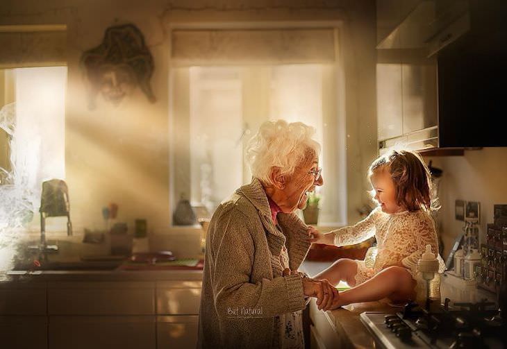 12 Heartwarming Photos Depicting a Grandma's Love, playing in the kitchen