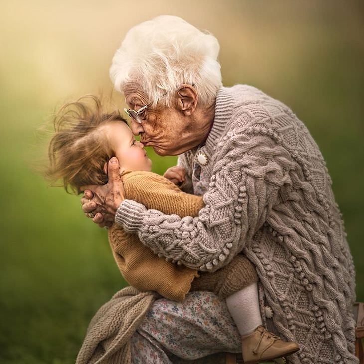 12 Heartwarming Photos Depicting a Grandma's Love, kiss