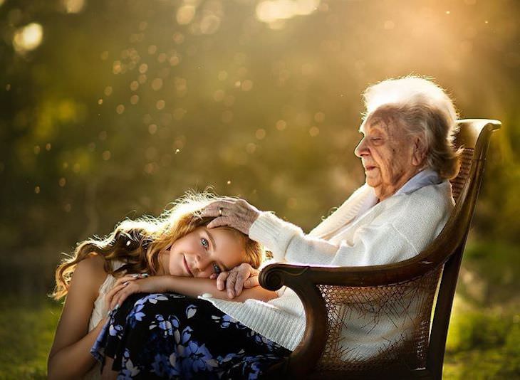 12 Heartwarming Photos Depicting a Grandma's Love, pet on the head