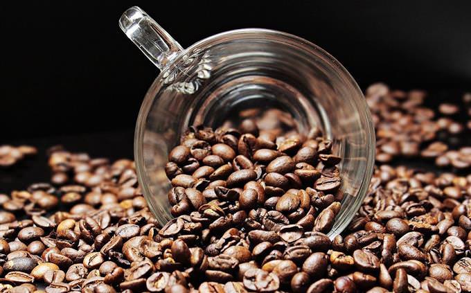 מבחן קפה: כוס קפה בתוך פולי קפה