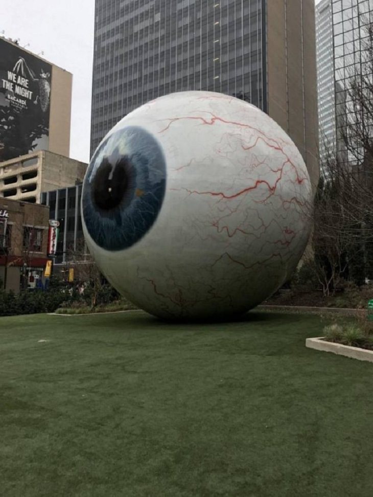 Huge Objects, eye