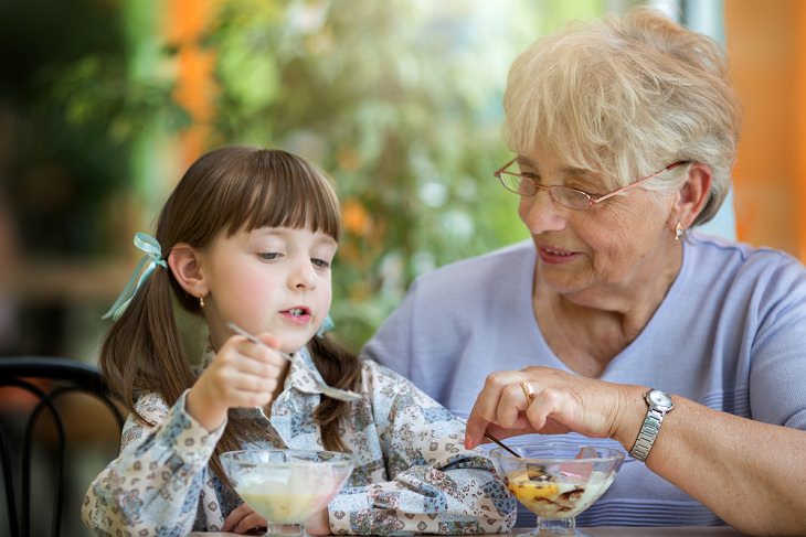 Grandchildren,  grandparent  eat