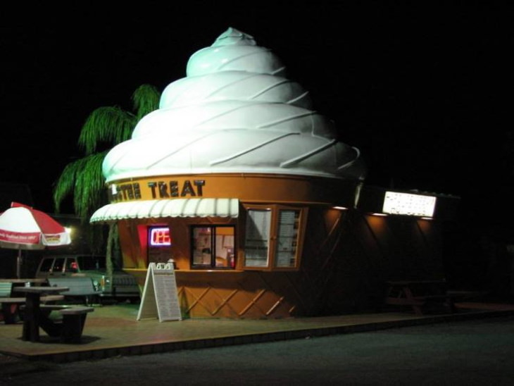 Buildings that look like other things A Twistee Treat ice cream shop in Hudson, Florida. There are several of these ice cream cone shaped shops across the US