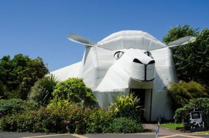 Buildings that look like other things  The ‘Sheep’ was built in the 1990s, and it's a wool and craft store in Tirau, New Zealand