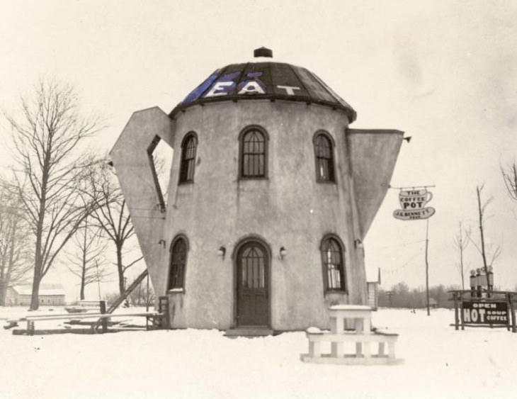 Buildings that look like other things 10. A Coffee Pot shaped filling station and and lunch room near Scottsburg, Indiana (built in 1928 and destroyed in 1958)
