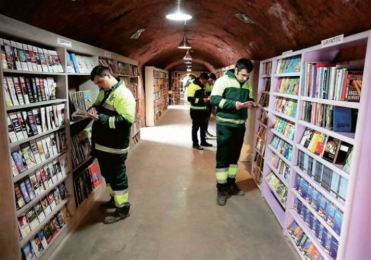 Fotos Asombrosas Con Una Historia Detrás De Ellas Los recolectores de basura turcos abrieron una biblioteca que contenía los libros que los ciudadanos tiraban a la basura