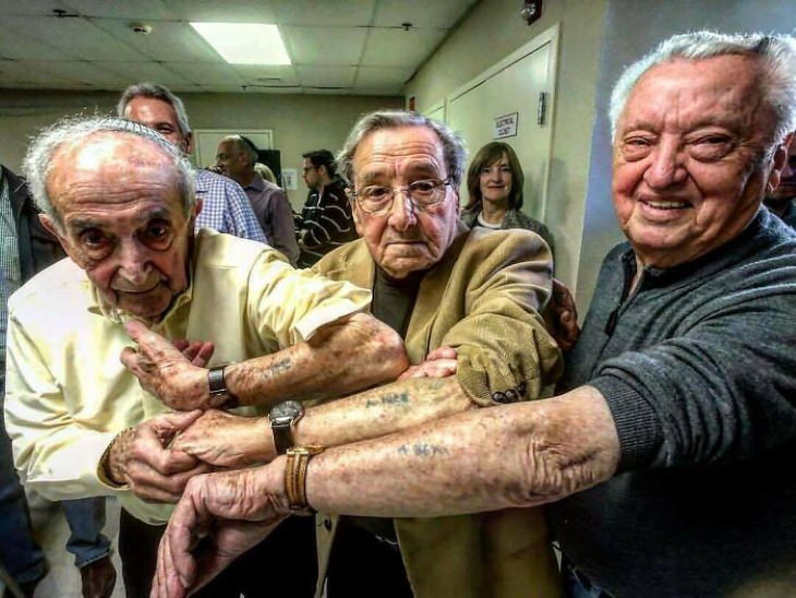 Fotos Asombrosas Con Una Historia Detrás De Ellas  tres hombres judíos llegaron a Auschwitz el mismo día y fueron tatuados con 10 números de diferencia