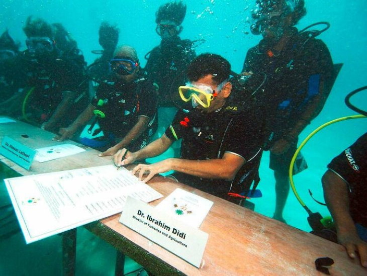 Fotos Asombrosas Con Una Historia Detrás De Ellas El presidente de Maldivas firma un documento sobre el cambio climático en el primer gabinete submarino del mundo