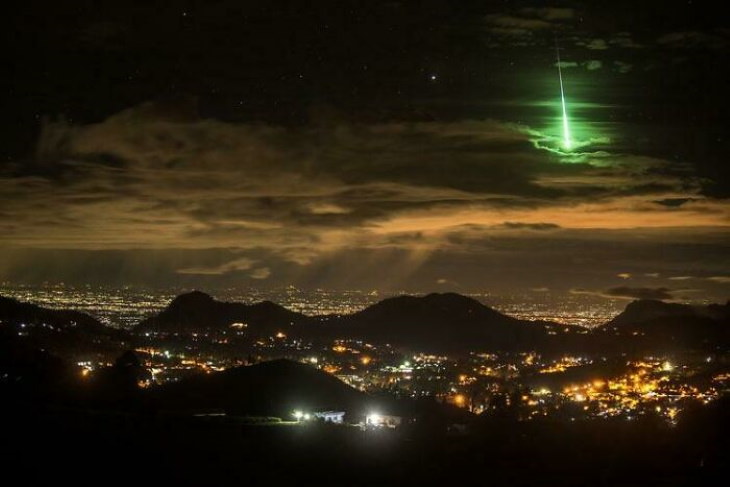 Poignant Photos An accidental photo of a falling meteor