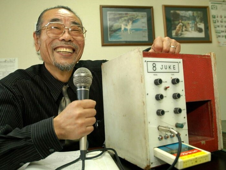 Fotos Asombrosas Con Una Historia Detrás De Ellas  Este hombre es Daisuke Inoue, el inventor del karaoke