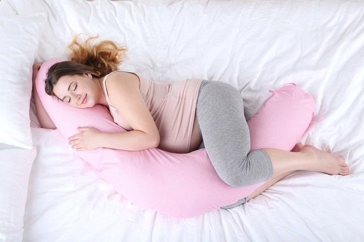Tuck a Pillow Between Your legs to Sleep Better