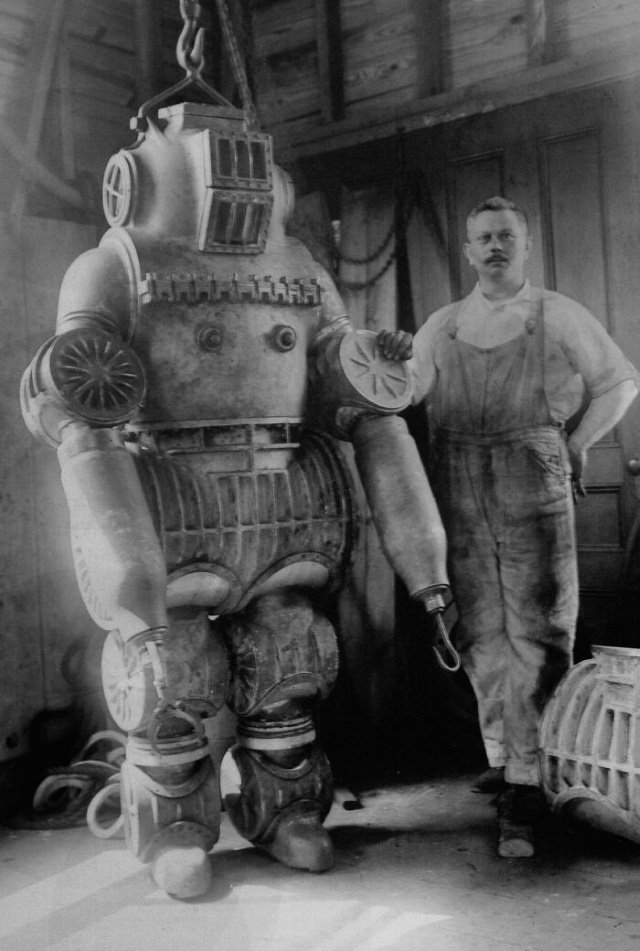 Odd Vintage Tech Inventions 1911: Chester McDuffee and his ADS diving suit, aluminum alloy weighing 485 lbs/200 kg