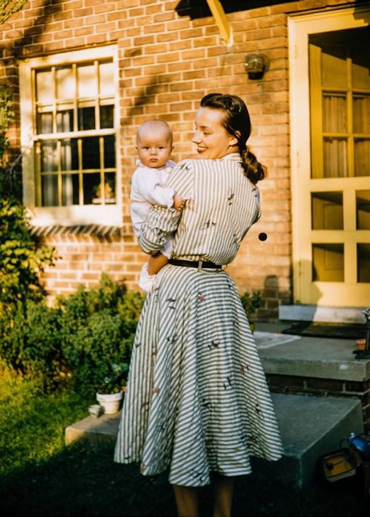 11 Nostalgic Photos of Stylish Past Generations, woman with her baby, 1958