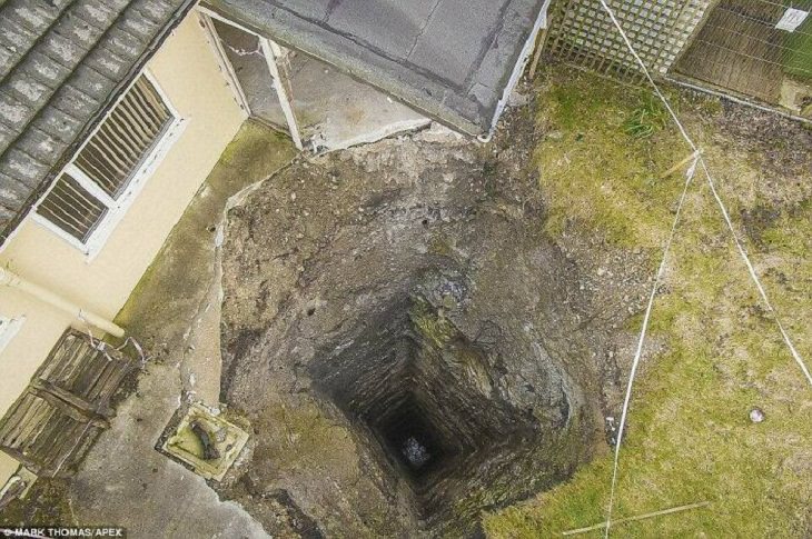 14 Bizarre Pics, sinkhole