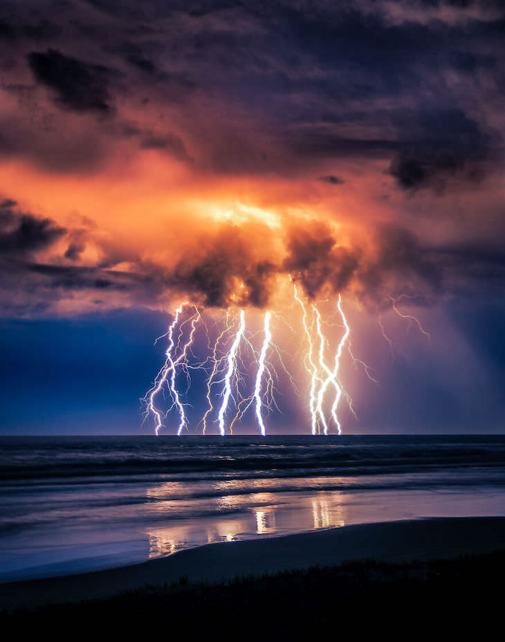 Agora's Best Photo of 2020 Finalists, I Saw A Storm Coming Up The Coast
