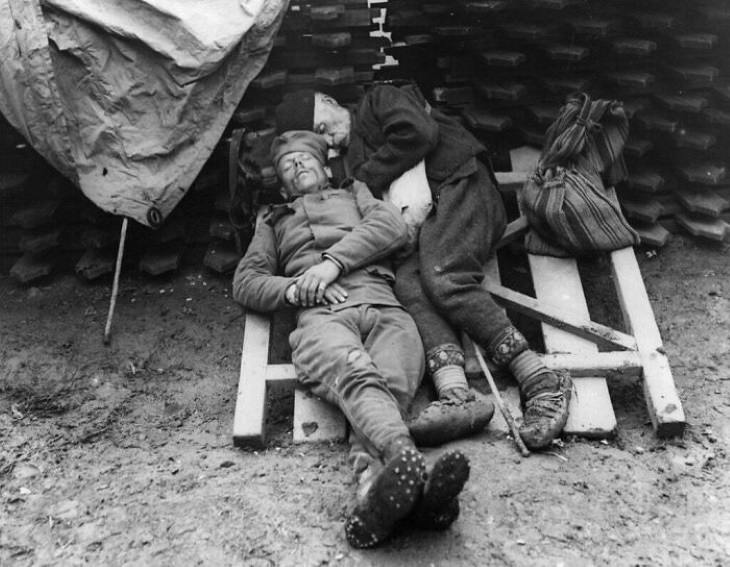 Historical Photos  A Serbian soldier and the father who visited him seen sleeping near Belgrade (1914-1915)