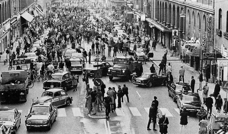 Historical Photos Road traffic in Sweden the day they switched from driving on the left side of the road to the right (September 3, 1967)
