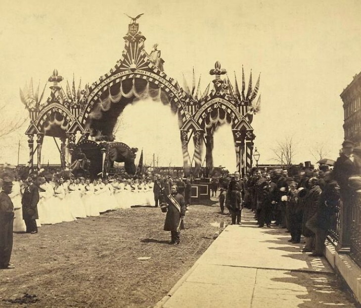 Historical Photos "Arch at Twelfth St., Chicago, President Abraham Lincoln's hearse and young ladies (Chicago, 1865)"