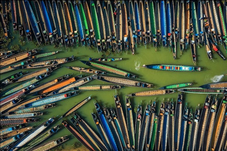 12 Unforgettable Photos of Asia by Zay Yar Lin, Nan-pan floating market at Inle Lake