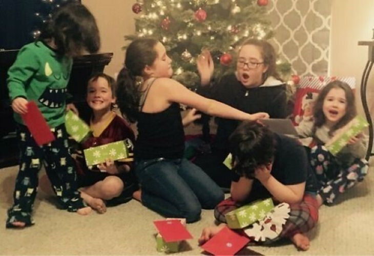 Christmas Family Photo Fails This Christmas family photo is way too real
