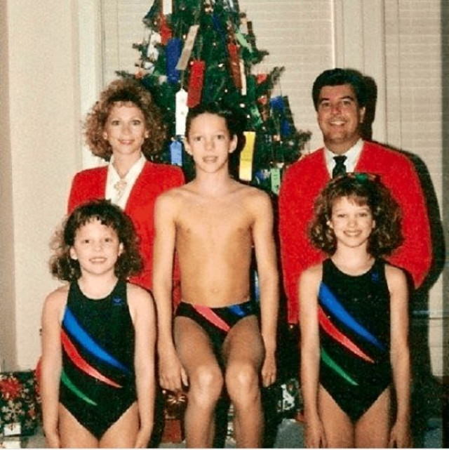 Christmas Family Photo Fails swim team Christmas