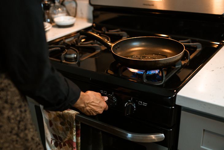 Nonstick Cookware Mistakes pan with oil