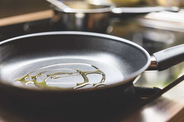 Nonstick Cookware Mistakes pan and oil