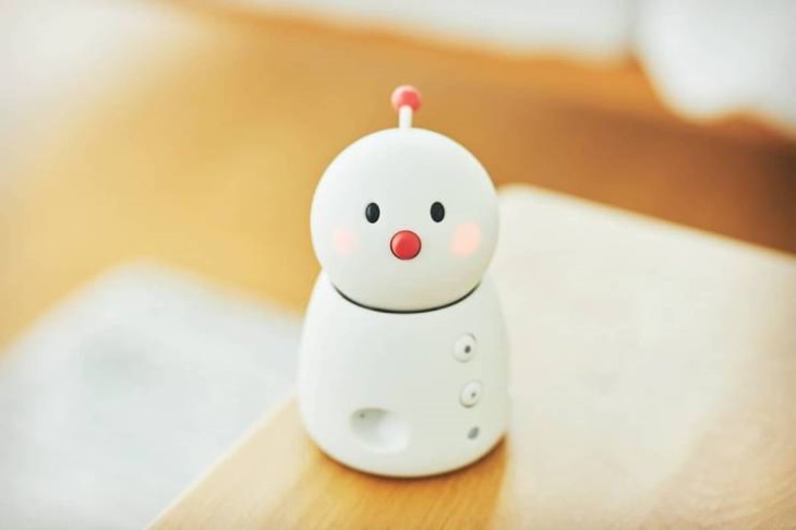 Japanese Innovations This blushing snowman is a kids' alternative to a smartphone