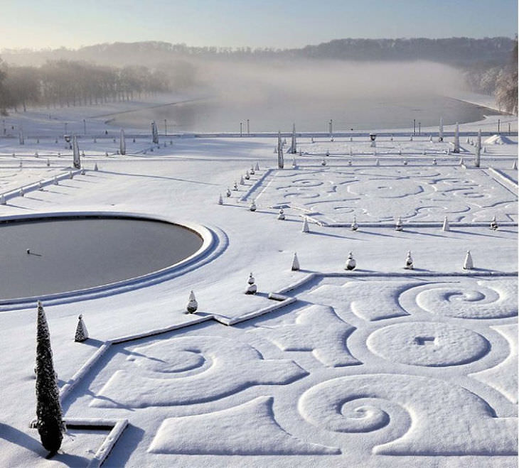 Stunning Accidental Snow Sculptures, A snow-covered Versailles