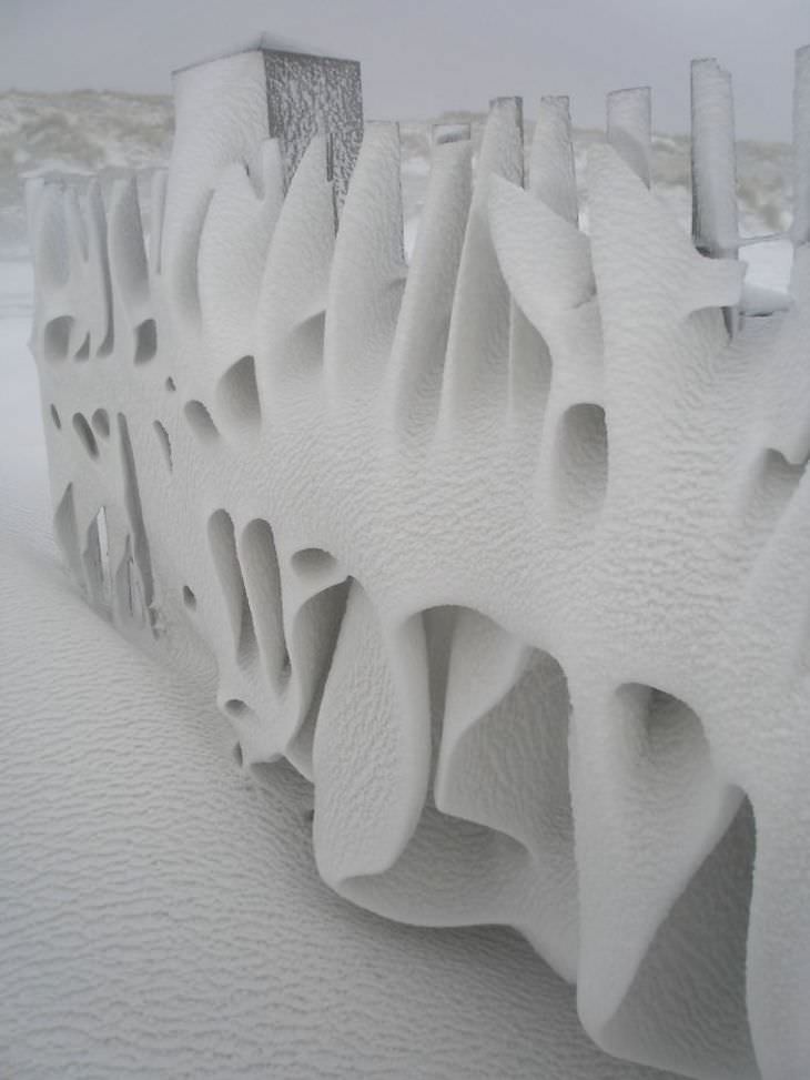 Stunning Accidental Snow Sculptures, Fence art 2.0