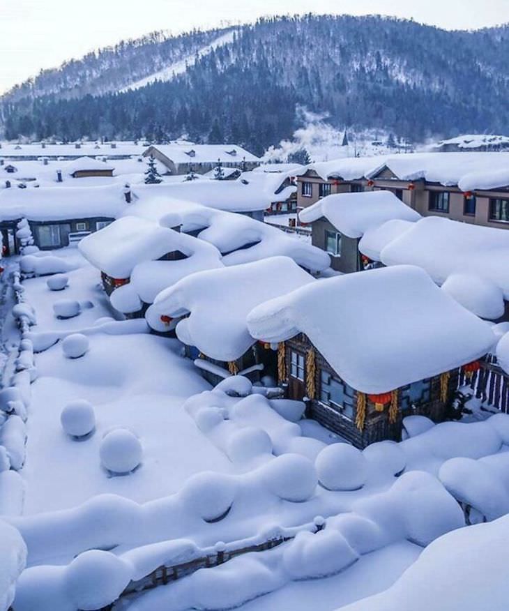 Stunning Accidental Snow Sculptures, These snow-covered rooftops look like they came out of a fairytale