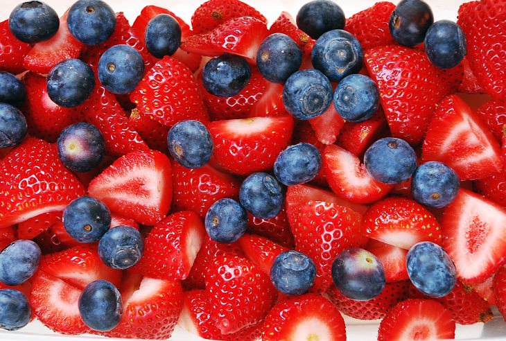 Foods to avoid in Winter, Strawberries and blueberries