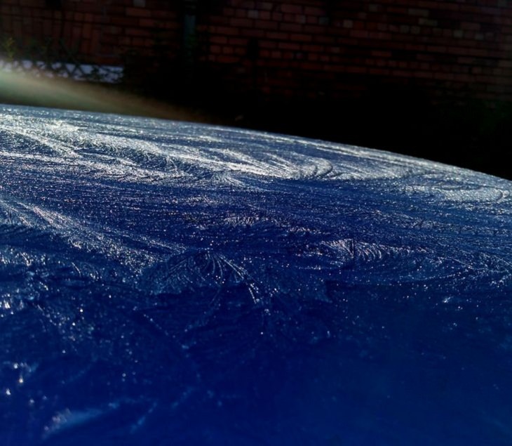 Deceptive Photos, frost on the roof of a car