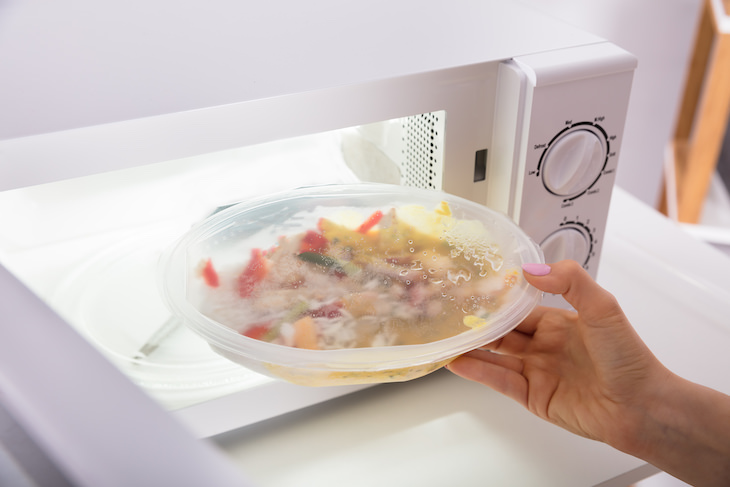  Habits That Shorten Your Microwave’s Lifespan, unsafe containers