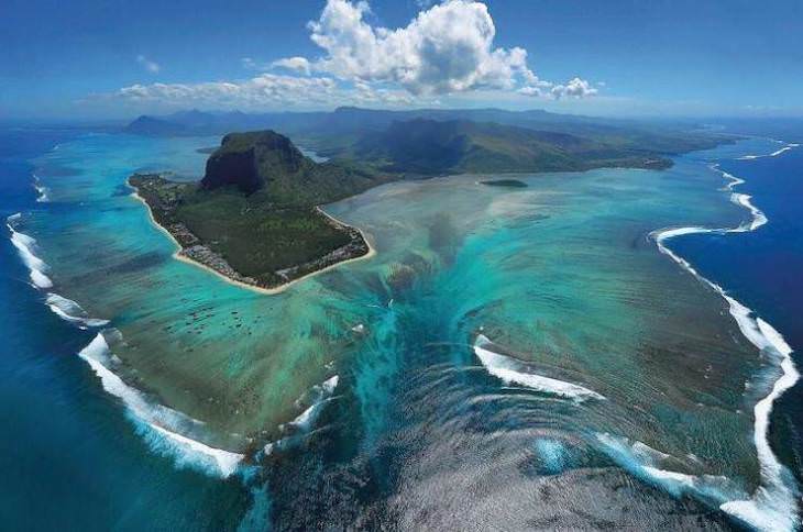 Poignant Photos with Fascinating Backstories, Underwater waterfall, Mauritius island