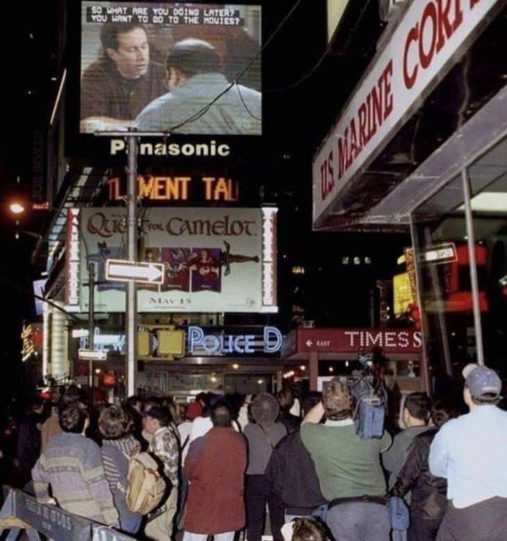 Poignant Photos with Fascinating Backstories, New Yorkers stop to watch the "Seinfeld" finale, Times Square, 1998