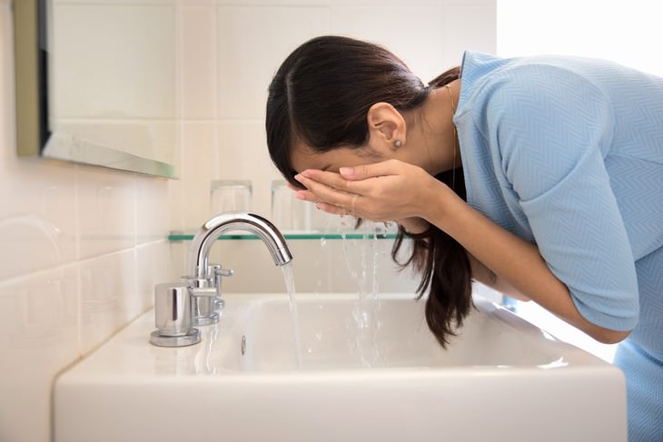 eye health myths woman rinsing eyes with water