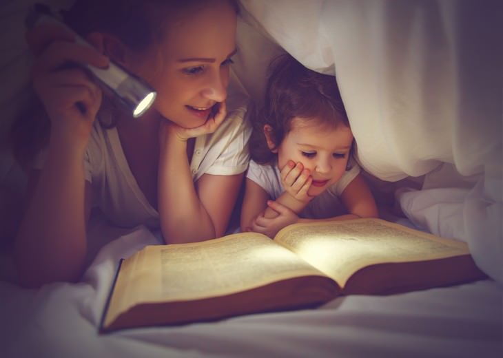 eye health myths mom and daughter reading with a flashlight