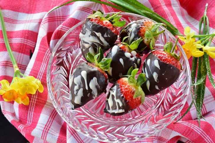 Valentine’s Traditions in the World chocolate strawberries