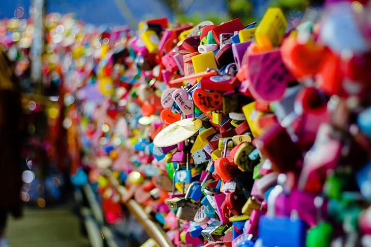 Valentine’s Traditions in the World locks korea