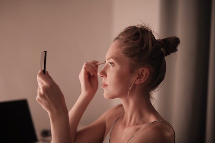 eye health myths woman putting on eye makeup