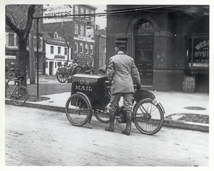 Postal vehicle Three-wheeled mail collection motorcycle