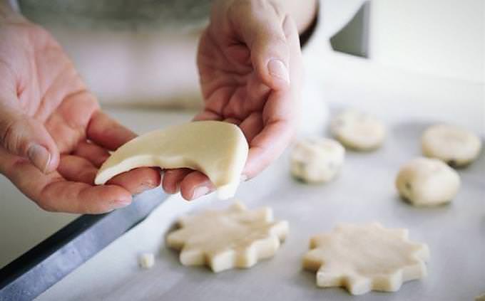 hand holds cookie