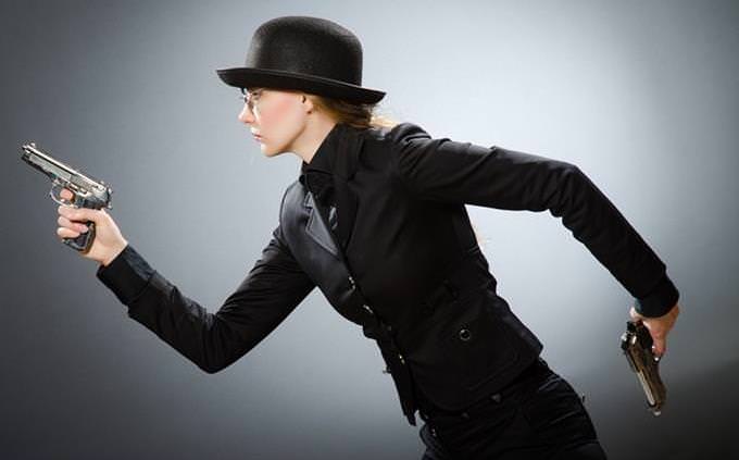 Woman robber with guns and hat and glasses