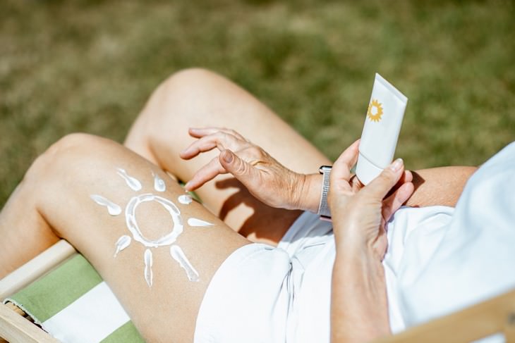 seniors health mistakes woman applying sunscreen