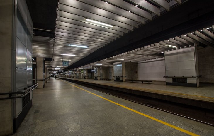 Ciudades Vacías Durante La Curantena Por Coronavirus Varsovia Polonia Metro